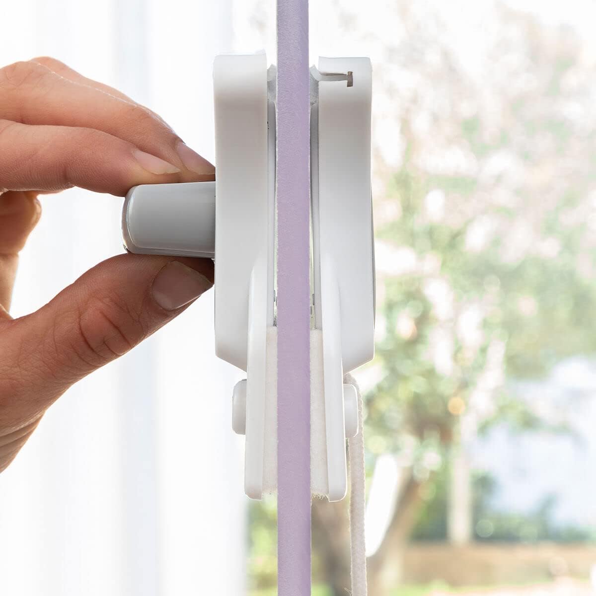 Magnetic Dual-Action Window Cleaner™